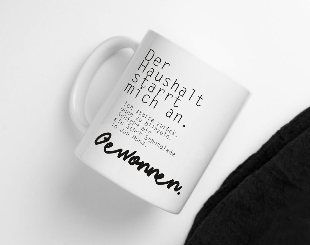 Tasse in weiss mit mit lustigem Spruch in schwarzer Schrift. 